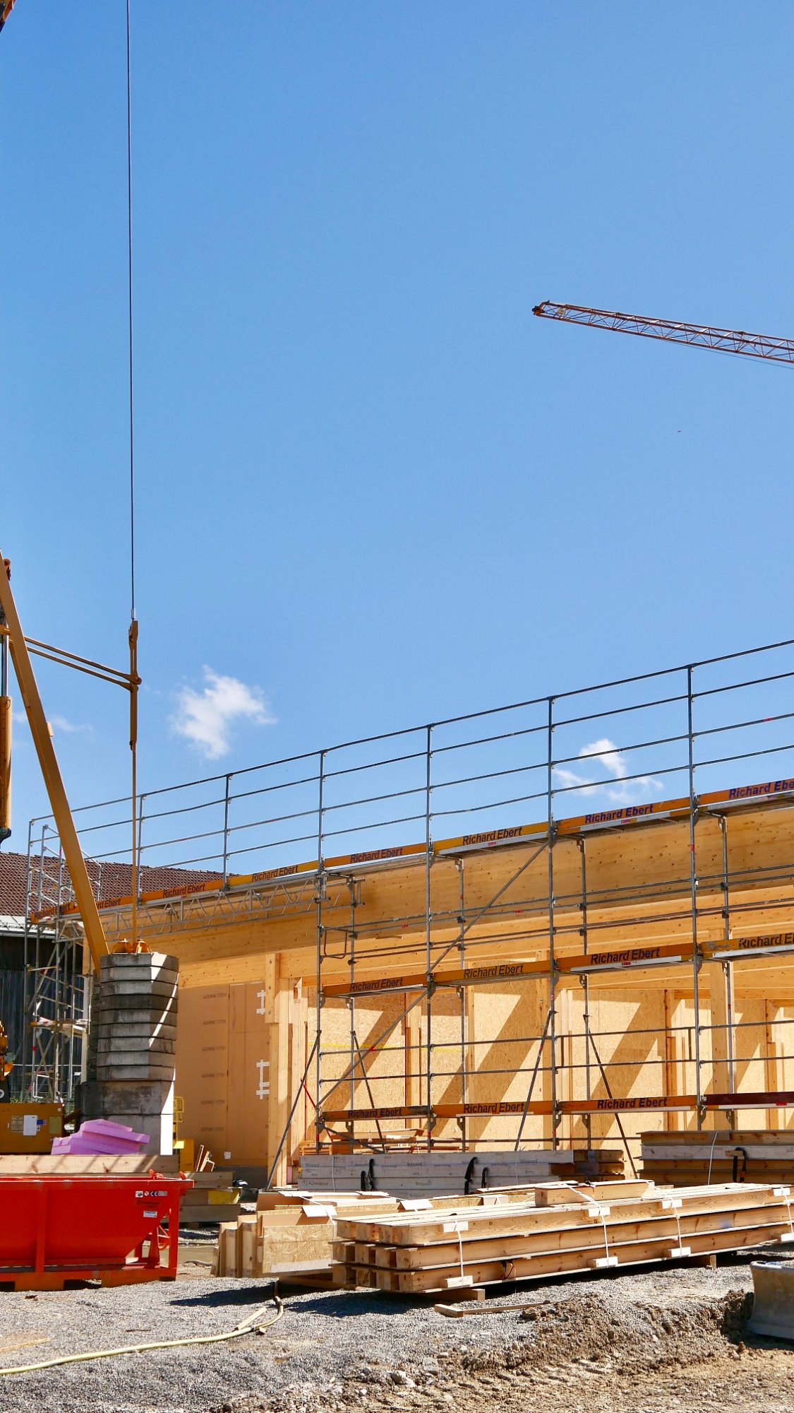 Holzrohbau Gerüstbau Allgäu mit Kran – Richard Ebert GmbH
